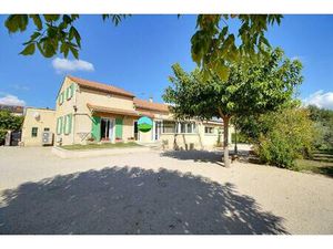 Charmante villa provençale avec grand terrain et piscine à Modène