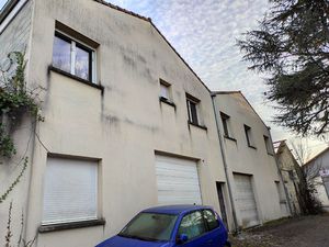 Coutras centre . murs de locaux ( habitations et commerces)