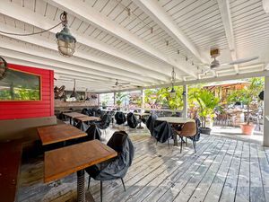 ** À VENDRE – FONDS DE COMMERCE BAR / RESTAURANT – EMPLACEMENT PREMIUM SAINT-MARTIN 97150*