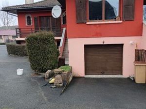 Maison jumelée partiellement rénovée sur terrain plat privatif et clôturé