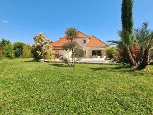 Pavillon avec piscine