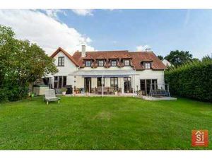 Villa avec annexe  garages  jardin et vue sur les champs