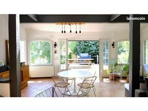 Villa offrant confort  espace et luminosité à proximité des commerces et des écoles