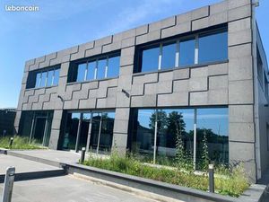 Entrepôt + bureau + showroom + parking  local indépendant