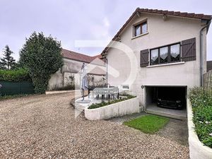 Maison familiale à Saint-Rémy-sur-Avre  coeur centre-ville.