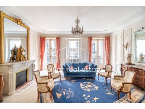 Élégant appartement haussmannien avec balcon filant – Paris 8eme  Quartier Europe