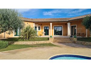 Villa de plain-pied de haute qualité avec piscine et jardin