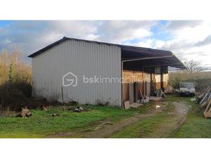 Hangar avec jardin sur terrain constructible