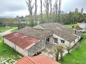 Grange rénovée au bord de son étang avec vues exceptionnelles