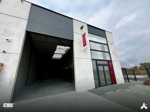 Entrepôt flambant neuf de 2021 composé comme suit: