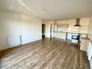 Appartement T3 avec balcon  place de parking - Centre-bourg de S