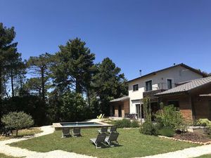 Propriété de charme dans un cadre exceptionnel comprenant 5 suites avec piscine