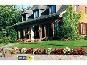 Superbe villa lumineuse avec garages  parking  jardin arboré