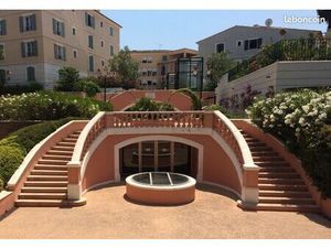 Garage / Box fermé Saint Tropez Place des Lices