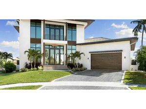 Maison contemporaine avec piscine en bord de mer Marco Island (Etats-Unis)