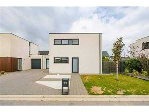 Maison familiale prête à être emménagée dans un quartier rés