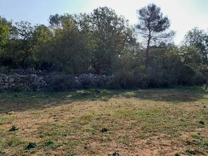 Vente terrain 3100 m² à Saint-Maximin-la-Sainte-Baume (83470)  285 000 €
