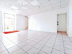 Local d'activité de 66 m2 sur le principal axe passant de Lo