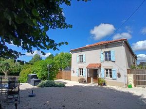 3 maisons de caractère en pierre à vendre avec plus de 2.6 hectares de terrain