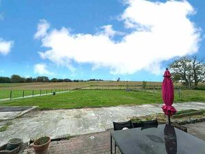 FERMETTE AVEC MAGNIFIQUE VUE ET HANGAR