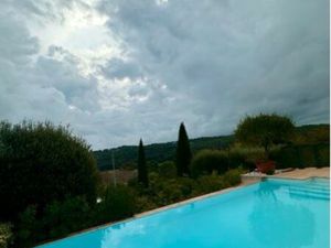 Maison d’architecte avec piscine et vue panoramique sur le golf – 164 m² de raffinement