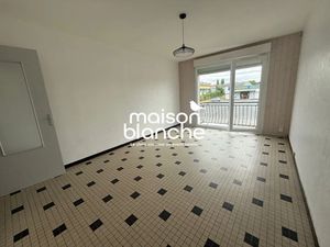 Location appartement 2 pièces 45.21 m² à Parthenay (79200)  480 €