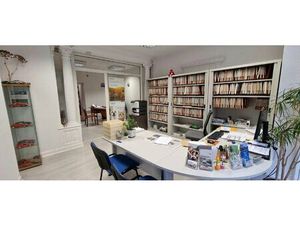 CENTRE VILLE DANS UN IMMEUBLE EN PIERRES Local de 45 m²