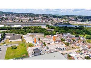 Entrepôts et bureaux (+/- 2.450m²)  terrain +/- 4.500m²