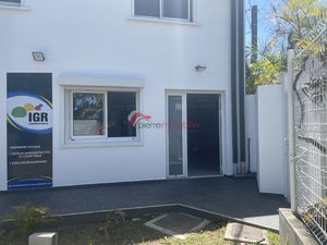 Local professionnel 67 m2 avec parking Le Tampon / Trois M