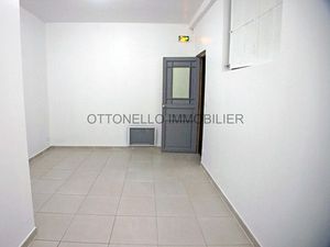 Location locaux professionnels 1 pièce 19.5 m² à Roquebrune-sur-Argens (83520)  240 €