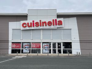 EMPLACEMENT IDEAL DANS ZONE COMMERCIALE TRES ACTIVE