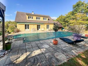 MAISON 5 CHAMBRES- GRAND JARDIN- DEPENDANCES-PISCINE