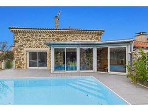 Propriété en pierre avec piscine et jardin