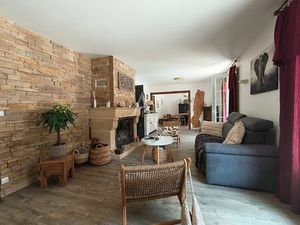 MAISON 6 PIECES AVEC JARDIN ET PISCINE