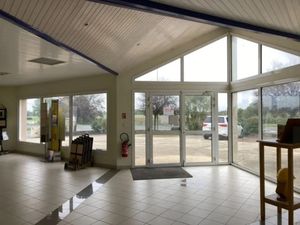 À vendre – Local artisanal loué avec bureaux et terrain – La Copechagnière (85) à 15 kms d
