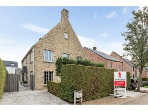 IN OPTIE. Hoogwaardig afgewerkte woning met bijgebouw op 587 m2