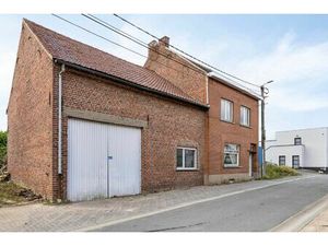 Ruime te renoveren woning met opslagplaats in hartje Gooik