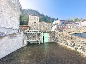 Maison 115m2  terrasse  double garage  3 chs  dépendances