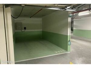 Très grande place de parking 15m2 avec borne de recharge rapide 22kv