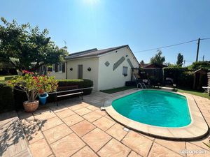 Villa de plain pied au calme proche centre village