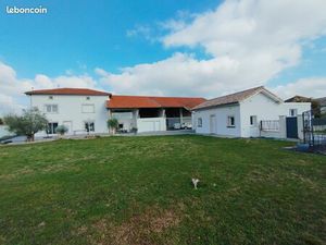 Grande maison rénovée de 169 M2 et 60 M2   avec 5 chambres  3 de grands garages et grandes