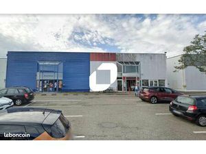 Local commercial 890 m²