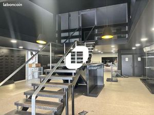 Local commercial 689 m²