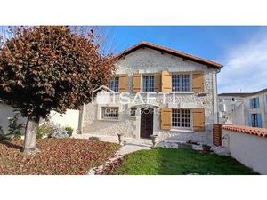 COZES 17120. Agréable maison de 80 m² habitable en pierre de taille en centre bourg. Comme