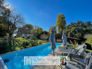 Maison en pierre sur terrain arboré