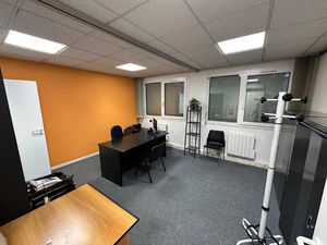 Local professionnel à louer VENISSIEUX 8 pièce(s) 74m2 900€/mois HT/HC