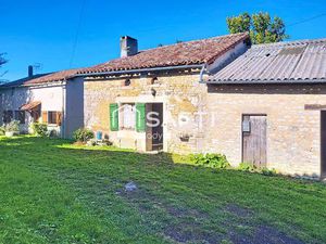 Ensemble immobilier à la campagne