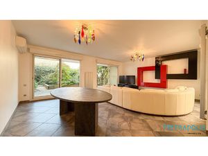 Maison de ville contemporaine avec jardin et garage