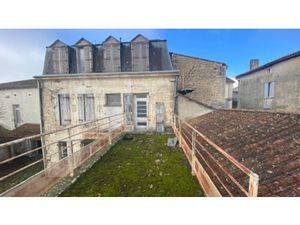 Immeuble à vendre BARBEZIEUX SAINT HILAIRE 10 pièce(s) 500m2 75 000€