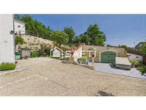 Salon lumineux  chambre avec dressing  jardin arboré de fruitiers